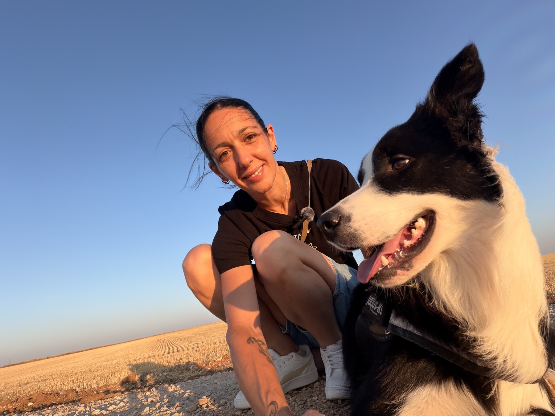 Estefanía y Daddy compartiendo un momento al atardecer