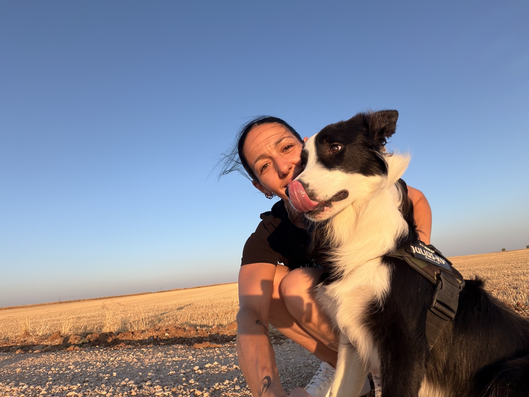 Estefanía junto a Daddy durante un paseo al atardecer